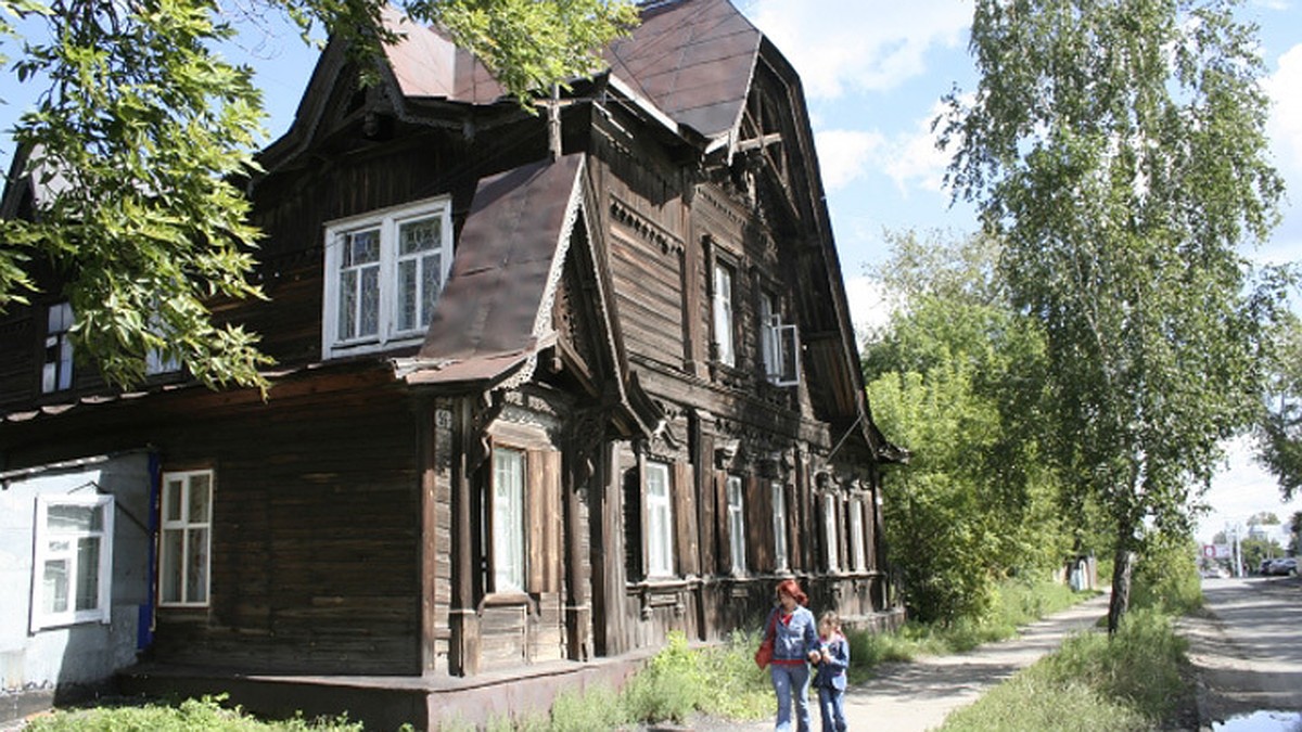 Памятник деревянного зодчества стремительно разрушается в Барнауле - KP.RU