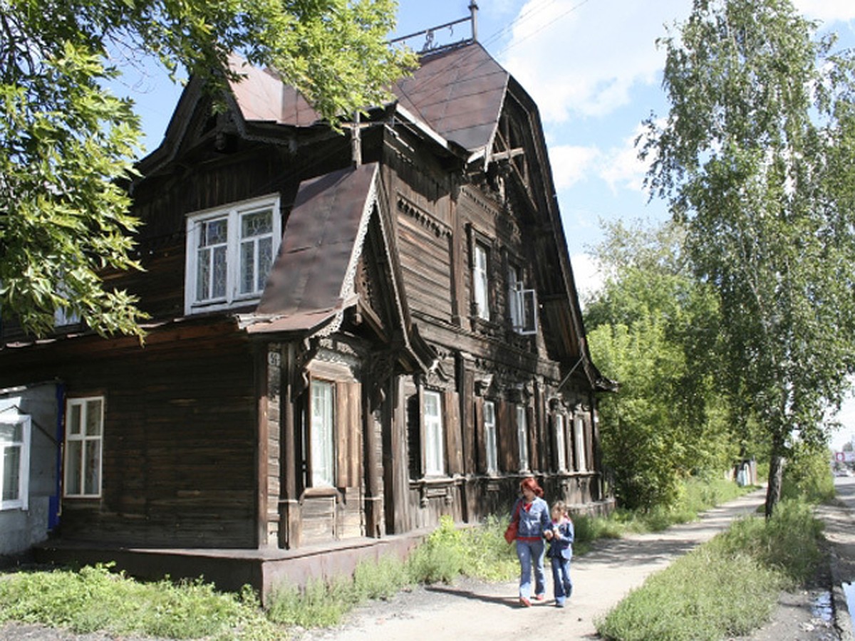 Памятник деревянного зодчества стремительно разрушается в Барнауле - KP.RU