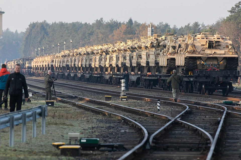 Железнодорожный состав с бронетехникой НАТО в Литве, октябрь 2019 года.