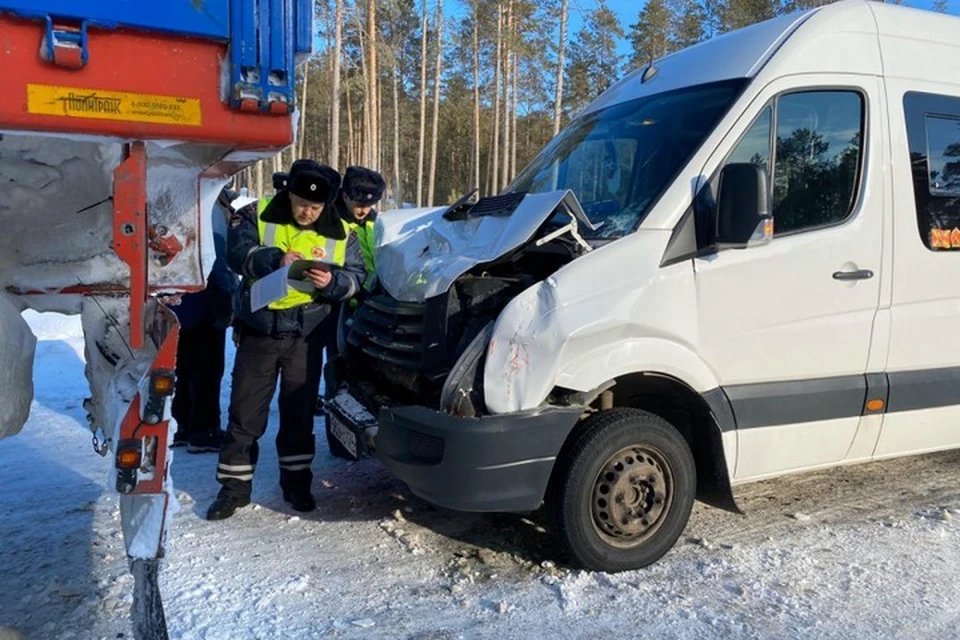 В Красноярском крае микроавтобус с детьми врезался в грузовик. Фото: ГИБДД края
