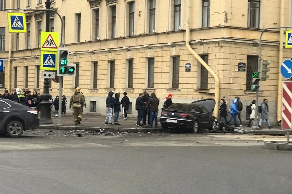 Иномарка врезалась в стену дома на набережной Лейтенанта Шмидта после ДТП