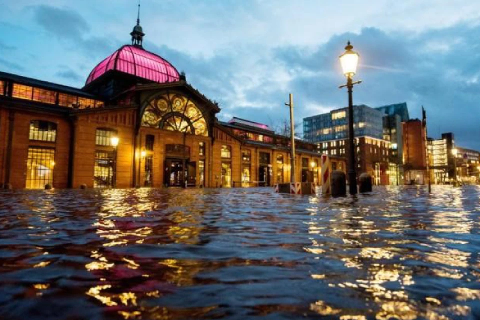Город уходит под воду: Мощный ураган "Сабина" затопил улицы Гамбурга Фото: Bild