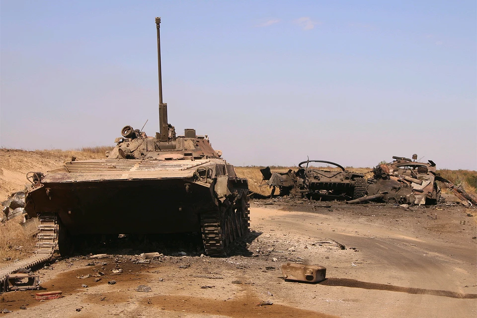 БМП и танк без башни, оставленные украинскими военными при отступлении из "Иловайского котла", 2014 год.