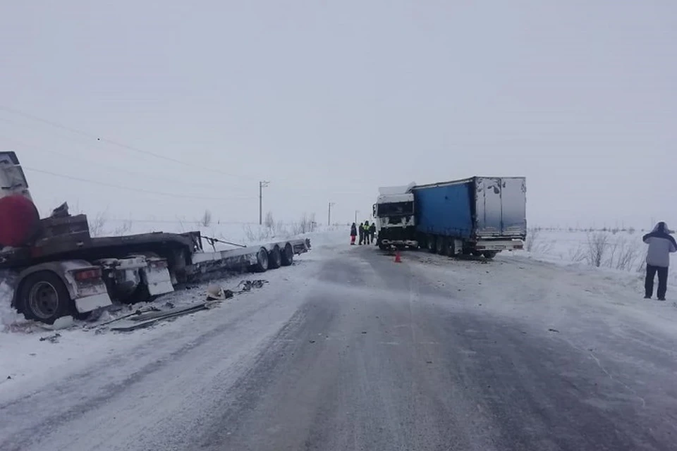 На трассе Сургут Салехард столкнулись два грузовика с прицепами Фото: Госавтоинспекция Ямала