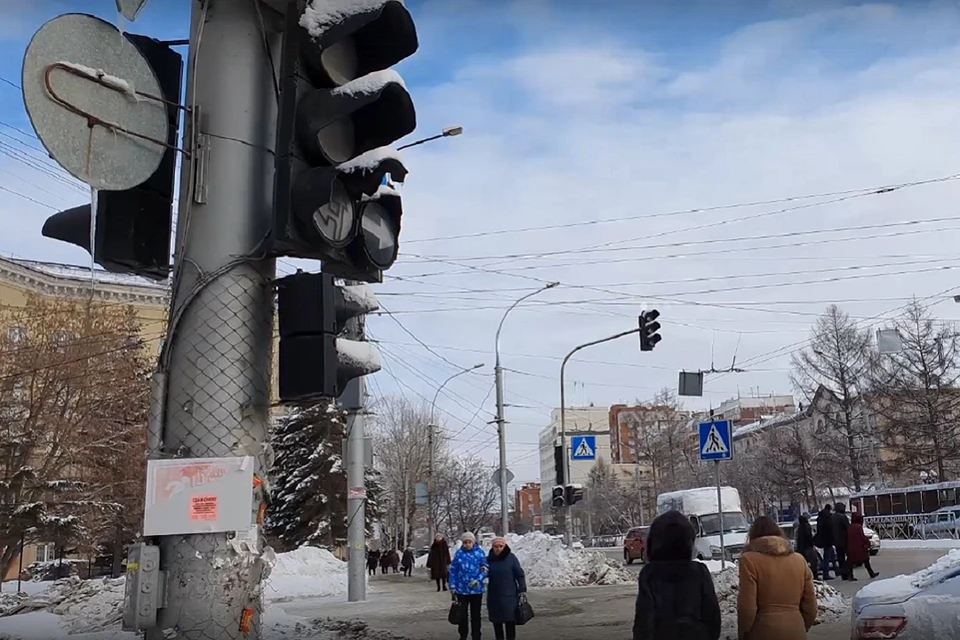 Посреди Витебского проспекта светофор превратился в горящий факел — Мегаполис