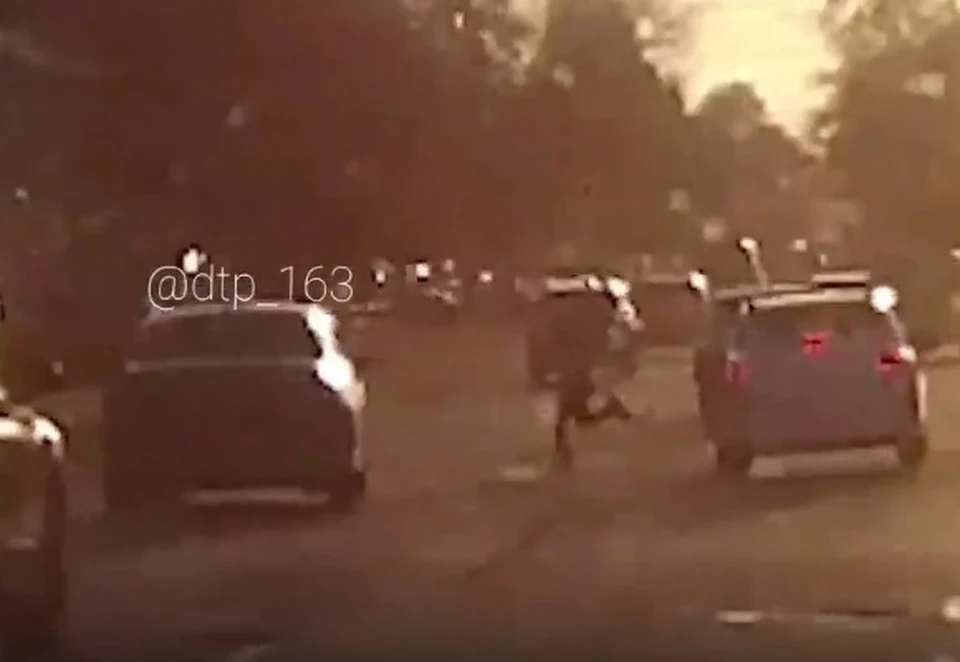 Водитель пытался избежать столкновения, но все равно задел бегущего по дороге ребенка