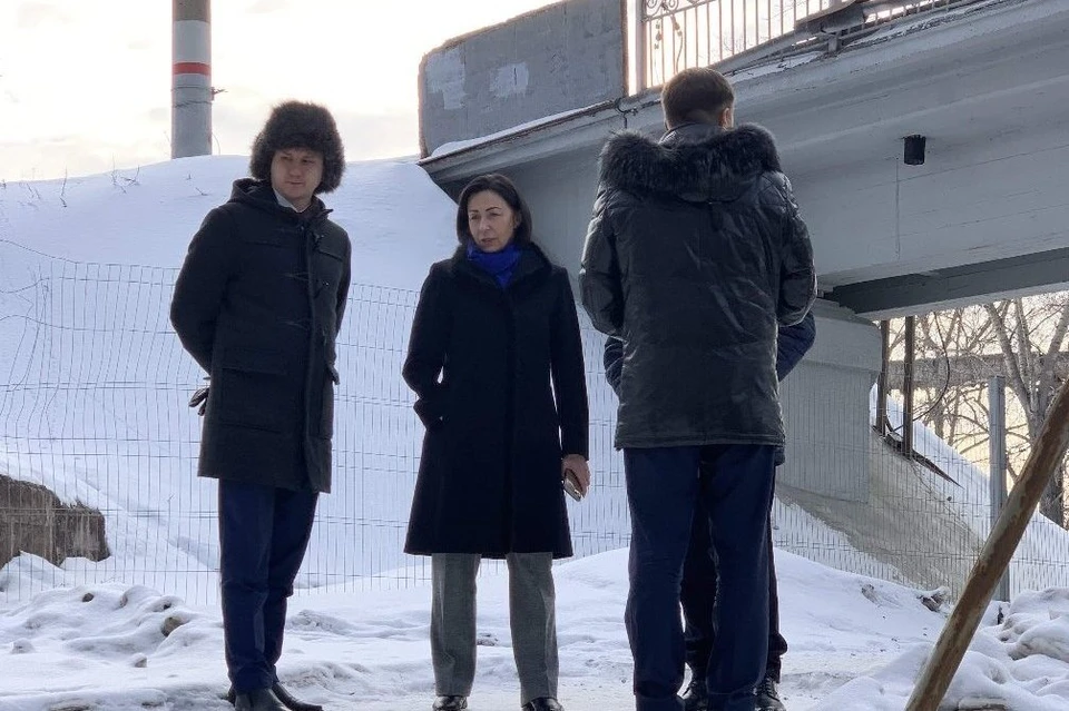 Градоначальница Наталья Котова и замглавы по городской среде Александр Егоров под мостами в Ленинском районе. Фото: соцсети.