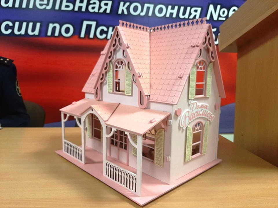 В колонии наладили выпуск кукольных домиков.