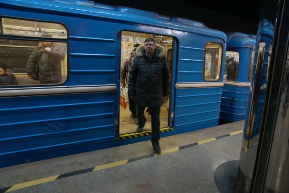 Потерял метро. Пассажиры в екатеринбургском метро. Поезд 25 лет екатеринбургскому метрополитену. Джордж потерялся в метро. Метрополитен Екатеринбург Дроздов.