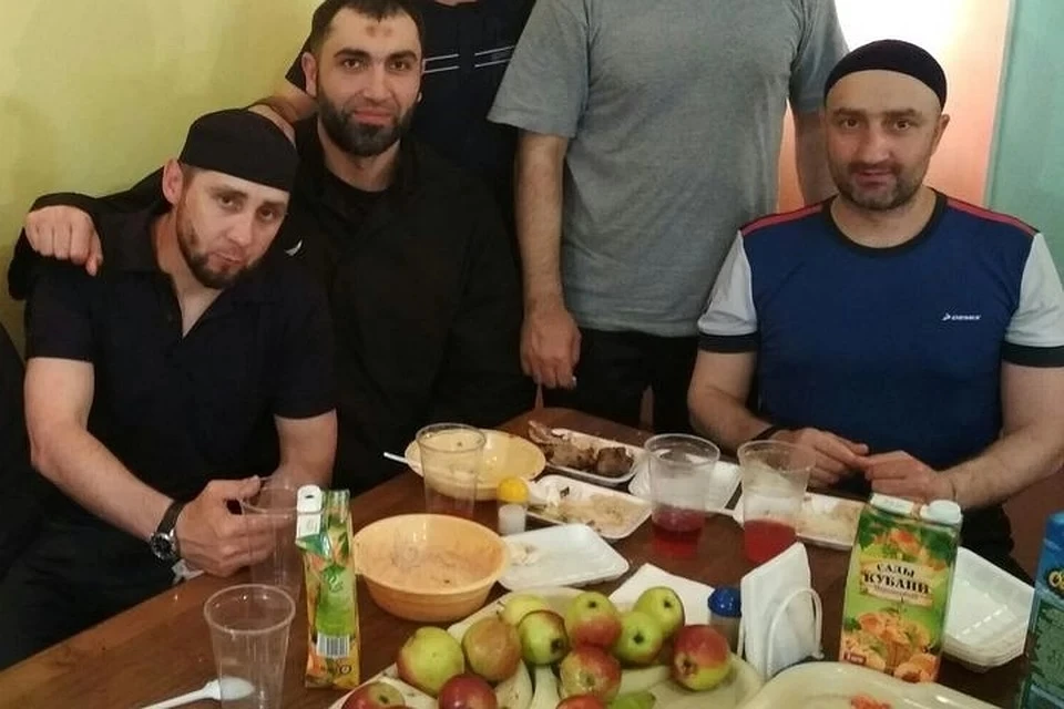 Человек слева очень похож на осужденного за убийство Бориса Немцова Заура Дадаева