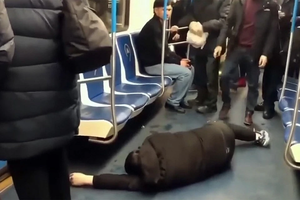 Блогер устроил «шутку» в метро: зашел в маске в вагон и упал, имитируя судороги от коронавируса.