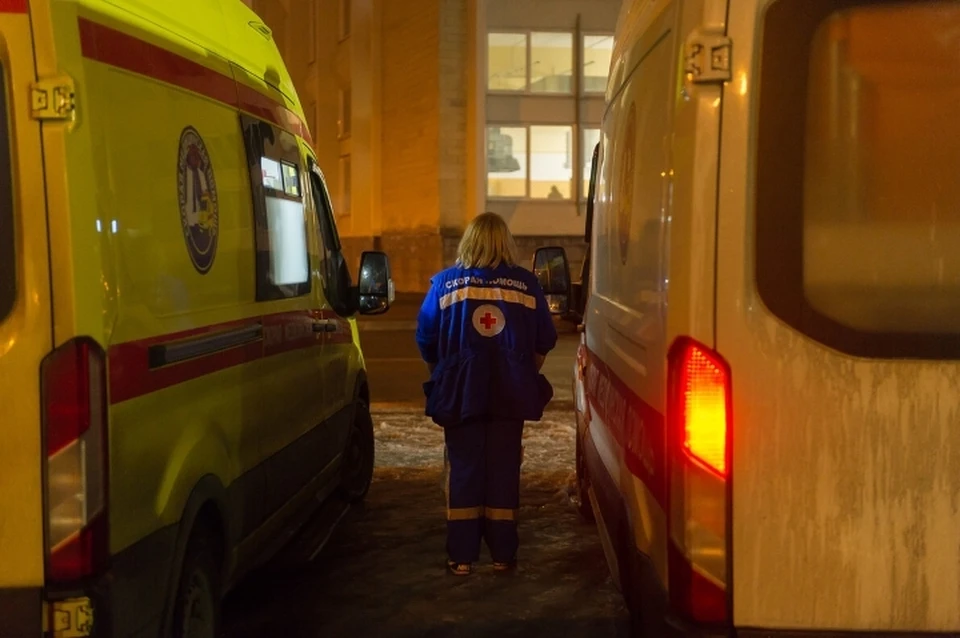 В Петербурге женщина погибла после того, как на нее два раза подряд наехали машины.