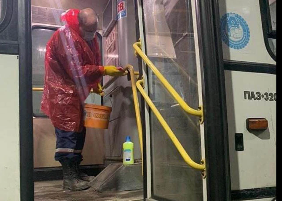 Водитель обрабатывает салон автобуса. Фото: соцсети.