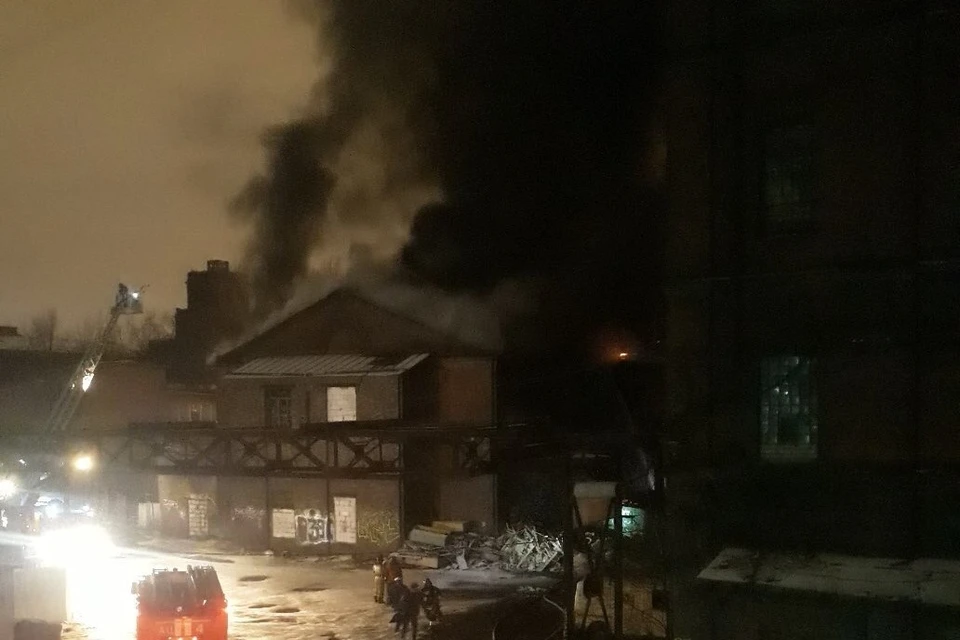 После пожара на "Красном треугольнике" в Петербурге проверили состояние воздуха. Фото: vk.com/spb_today
