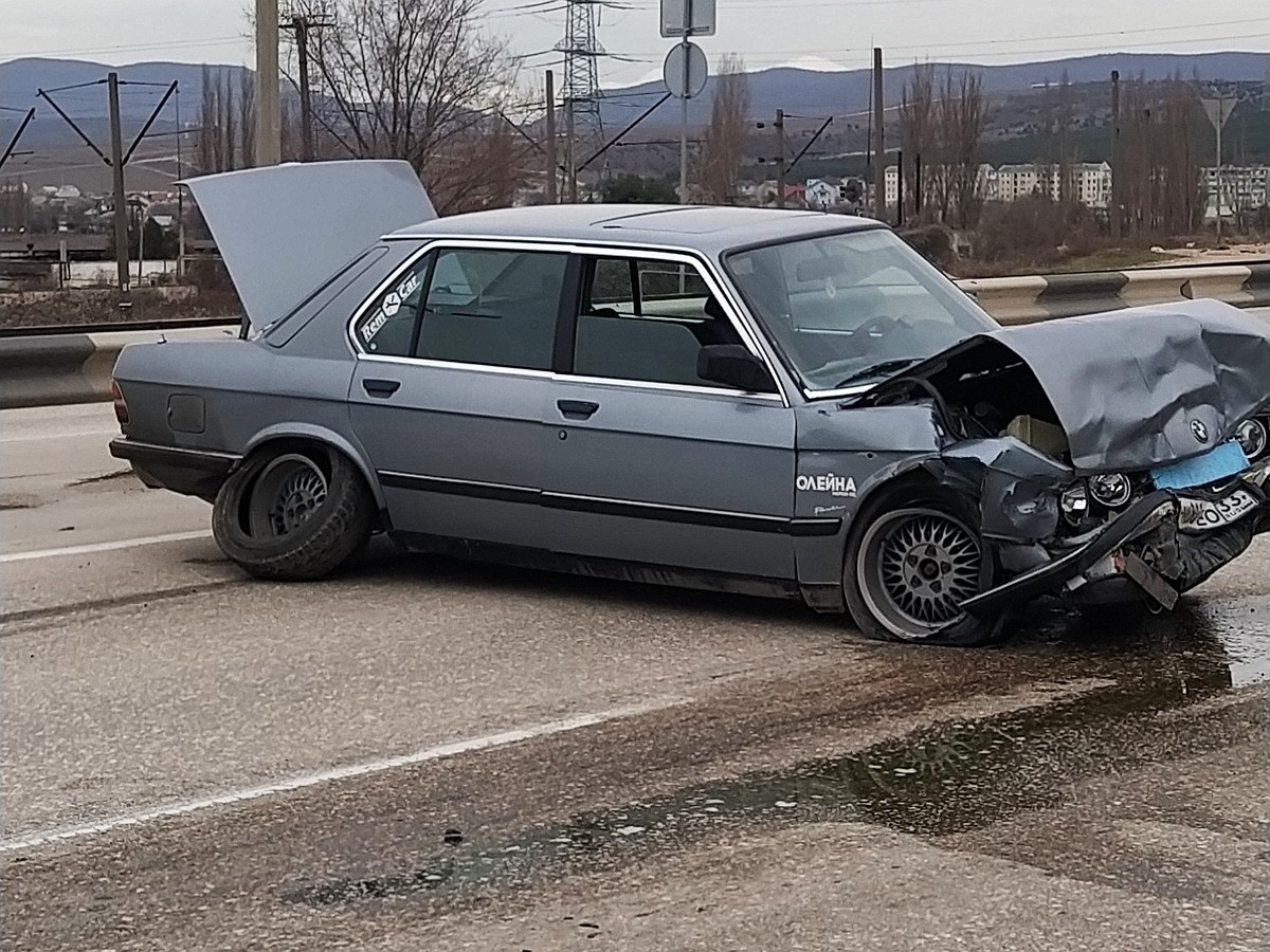 Под Севастополем столкнулись Hyundai и BMW - KP.RU