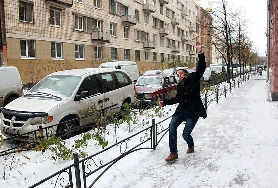 В Челябинске подрядчики не могут очистить тротуары.