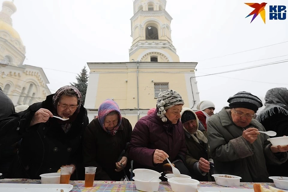 Тем, кто нуждается в помощи, помогают восстановить документы, обеспечивают продуктами питания