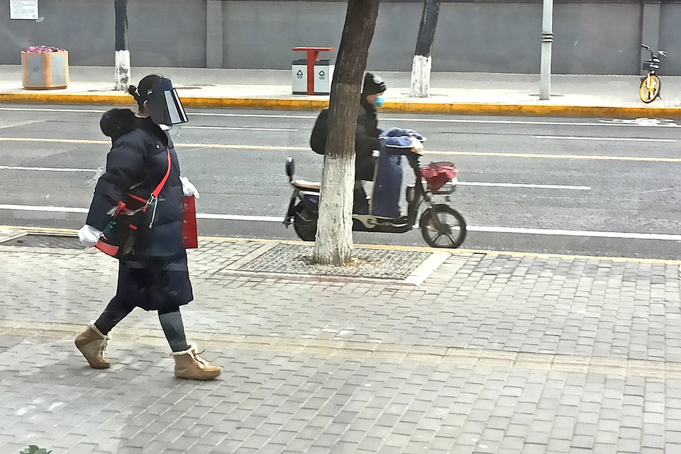 По пекинским улицам ходят чуть ли не в скафандрах.