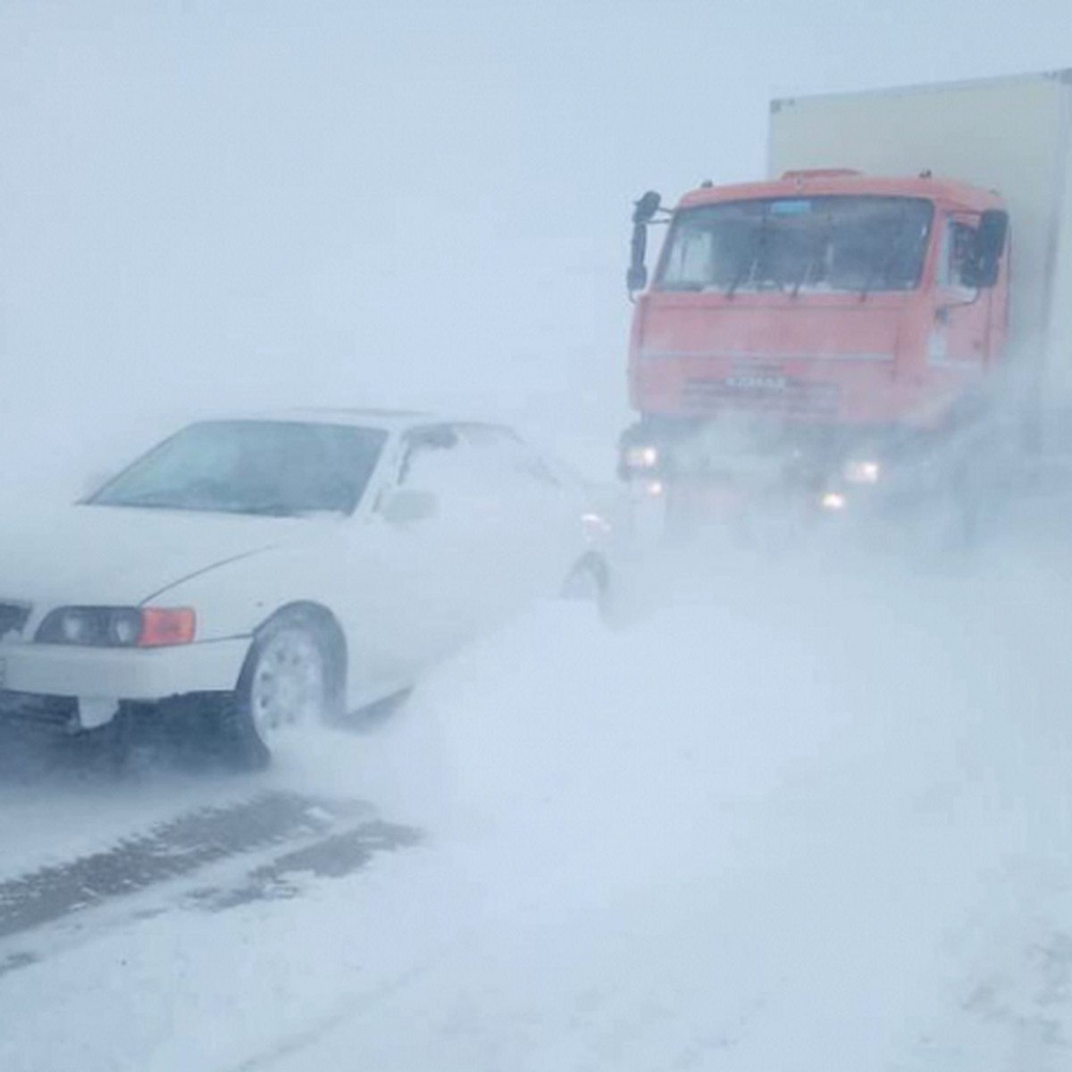 Участок трассы Сургут – Салехард замело снегом - KP.RU