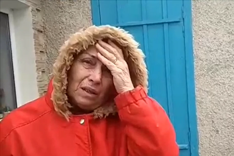 Бабушка Артема не может сдержать слез, говоря о внуке. Фото: кадр видео
