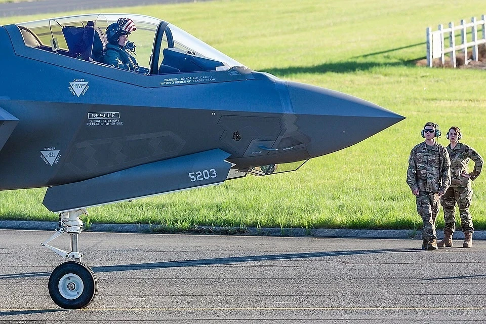 Летчик-инструктор назвал преимущества Су-35 перед американским F-15EX