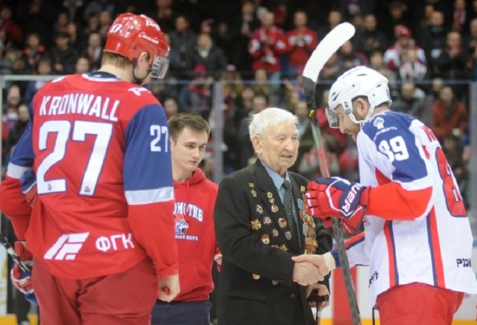 Матч открыл 98-летний участник Великой Отечественной войны Николай Иванович Бритвин.