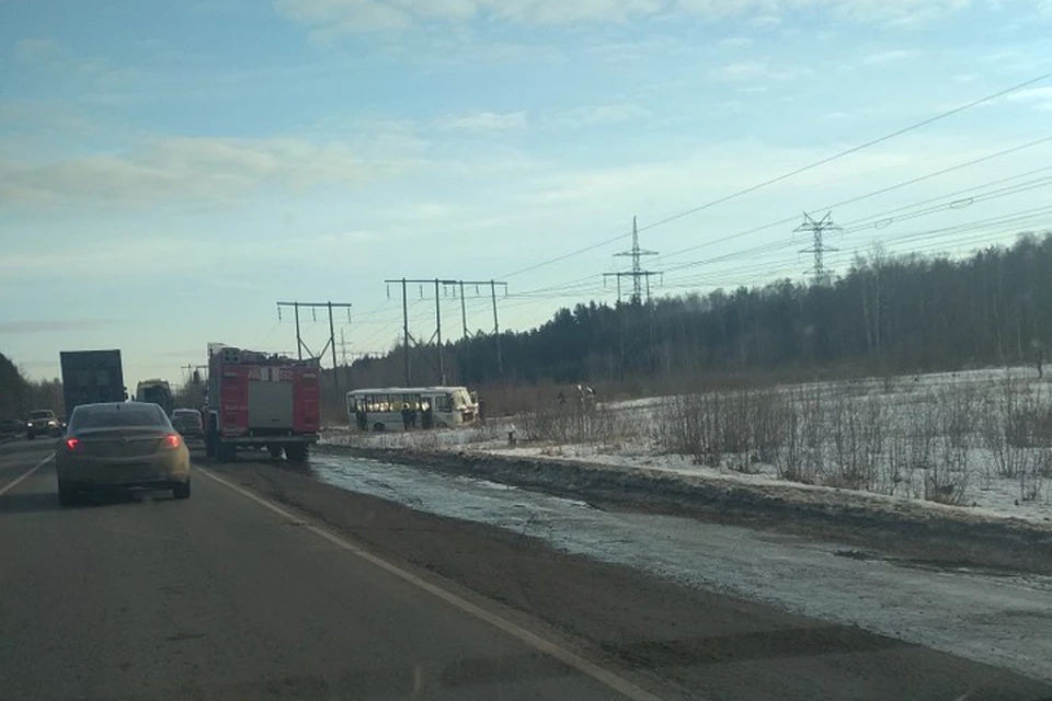Рейсовый автобус столкнулся с иномаркой и съехал в кювет на Балахнинской трассе в Нижегородской области. ФОТО: ДТП и ЧП Дзержинск