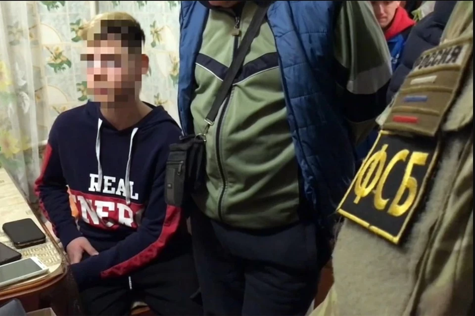 Во время обыска у ребят нашли взрывчатку. Скриншот оперативного видео