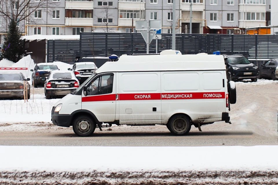 12-летняя девочка проходила мимо подъезда дома
