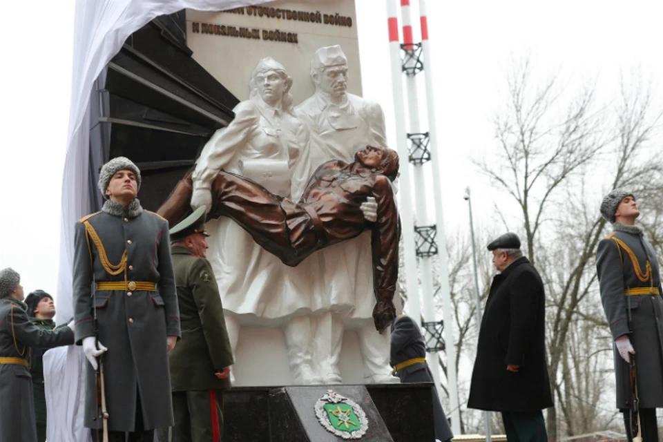 В Ростове открыли памятник военным врачам. Фото: правительство РО