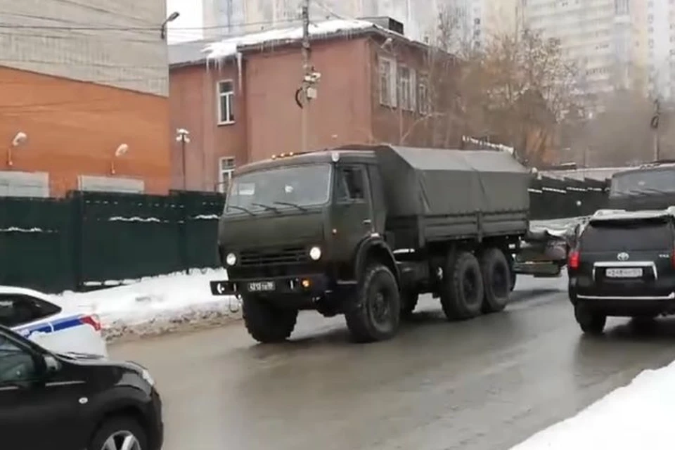 Боевая техника готовится к салюту. Фото: Новосибирская служба эвакуации «АСТ-54».