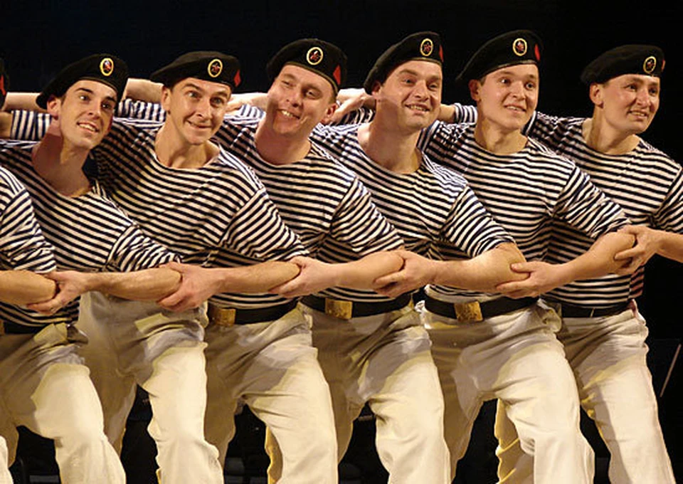 Фото: архив министерства обороны РФ: военнослужащие встретили флотских артистов аплодисментами.