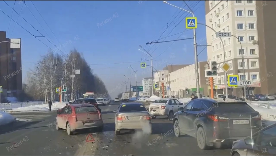 Три автомобиля столкнулись на перекрестке в центре Кемерова. ФОТО: Регион-42 Кемерово/vk.com