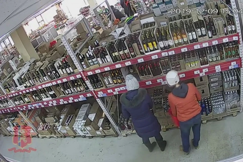 В Железногорске две подруги за три дня вынесли из дискаунтера алкоголя на 5 тысяч рублей. Стоп-кадр видео