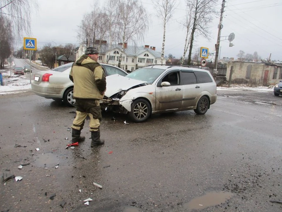 Авария произошла на перекрестке улицы Ленина и улицы Интернациональной