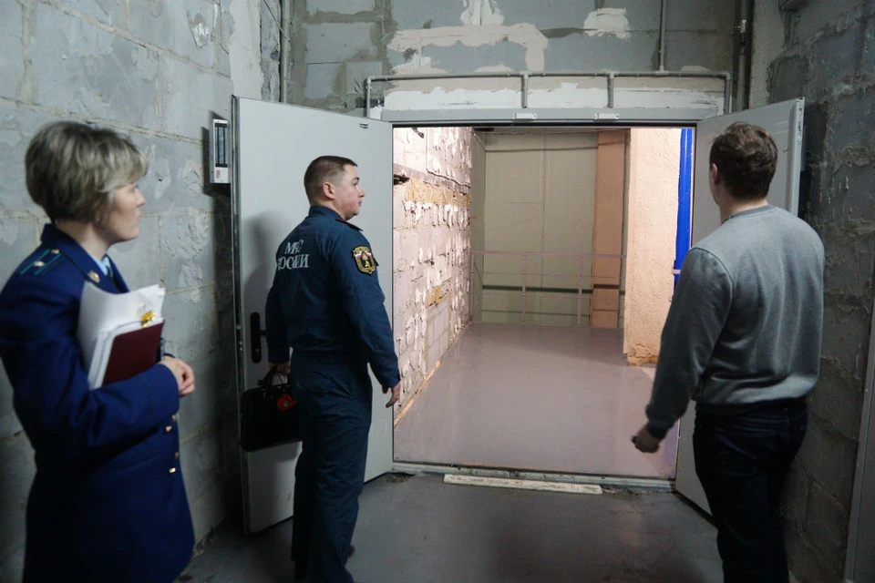 Администрация не провела необходимый осмотр здания, поэтому этим занялись прокуроры и сотрудники МЧС.