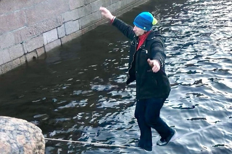 Канатоходец прошел по натянутой стропе над каналом Грибоедова