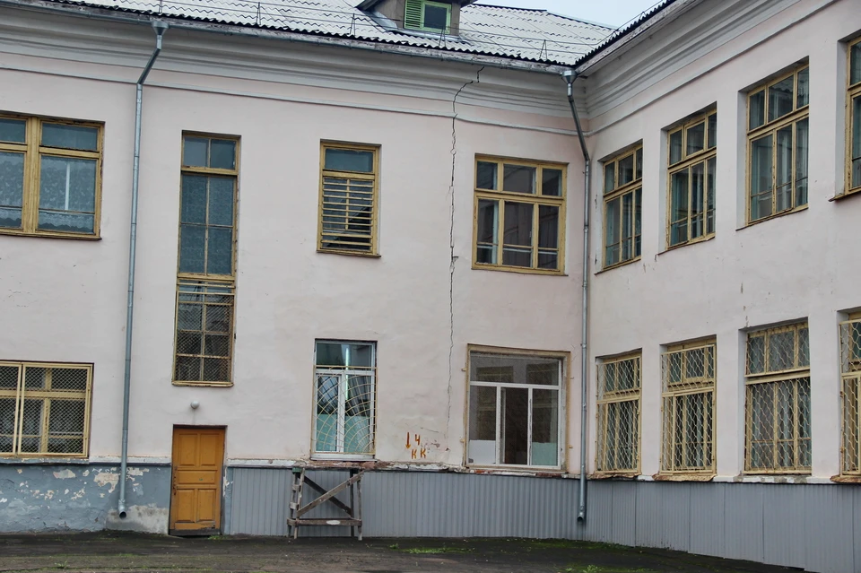 Сообщения о минировании зданий поступили в несколько общеобразовательных учреждений, подняв на ноги службы экстренного реагирования