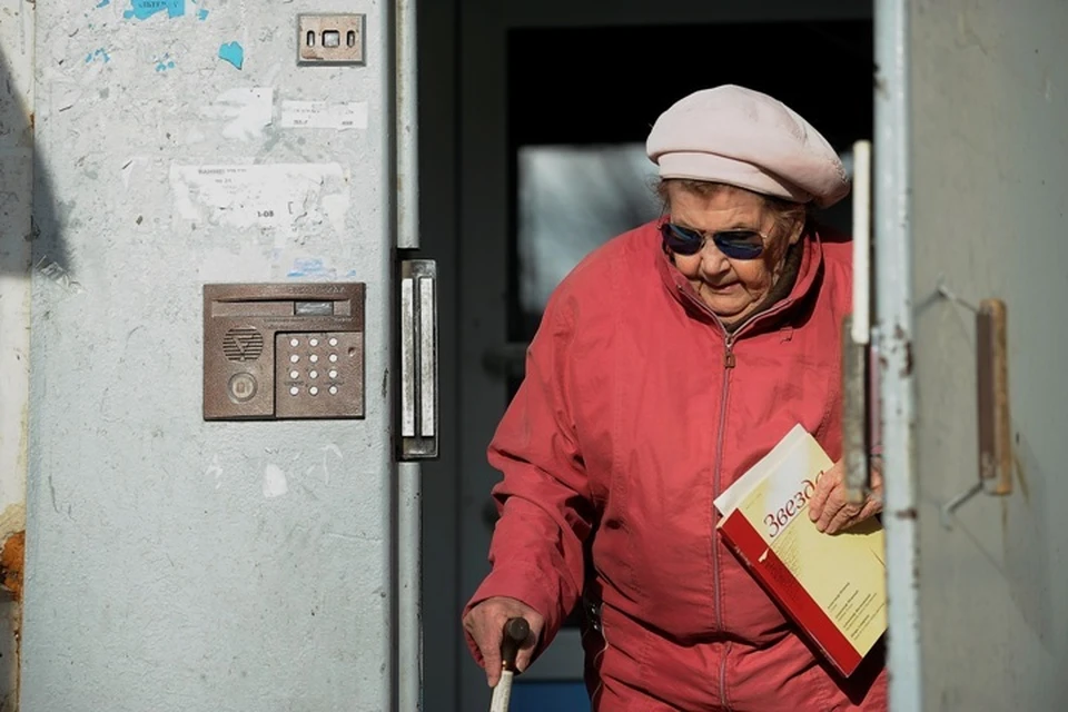В кемеровском подъезде напали на 76-летнюю пенсионерку