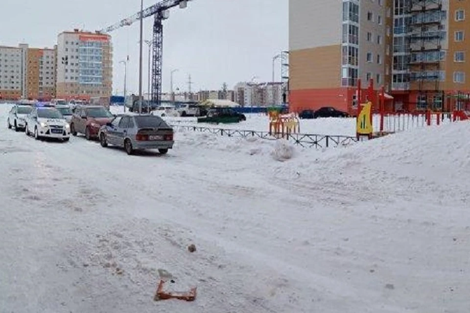 В Новом Уренгое ребенок попал под колеса автомобиля возле жилого дома Фото: Госавтоинспекция Ямала