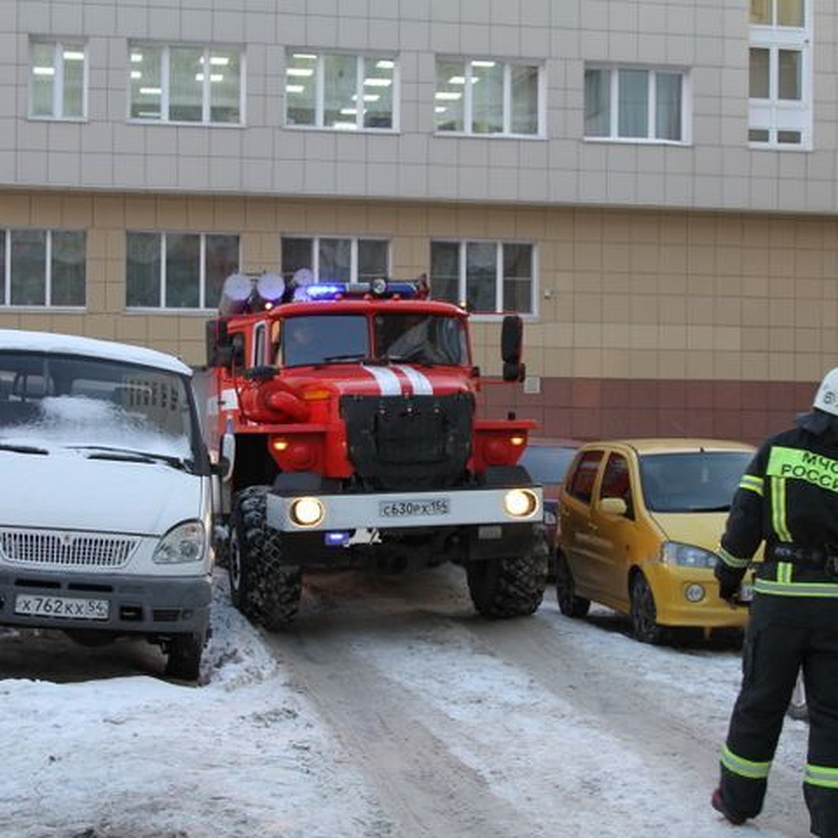 Пожарные показали, как не могут проехать во дворах из-за машин - KP.RU