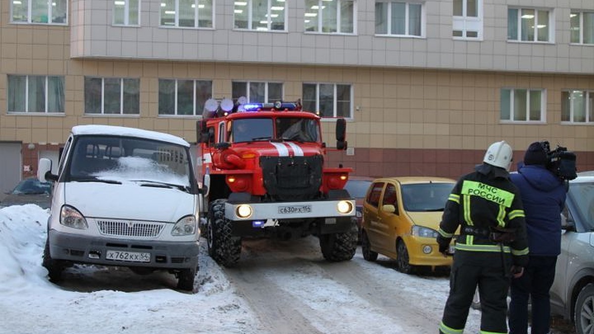 Пожарные показали, как не могут проехать во дворах из-за машин - KP.RU