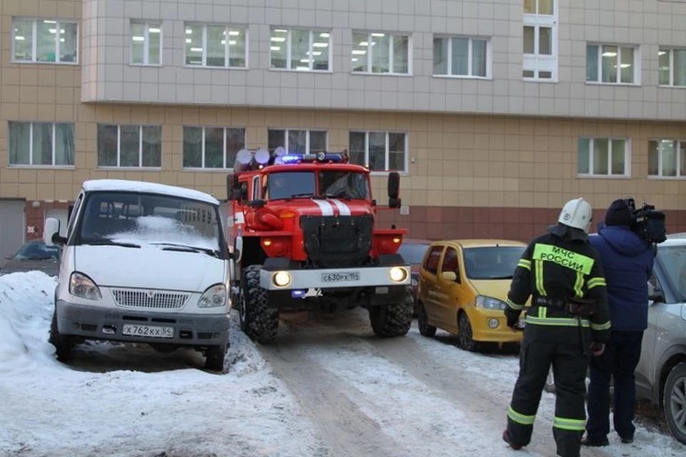 Пожарные показали, как не могут проехать по новосибирским дворам, которые заставлены машинами. Фото: ГУ МЧС
