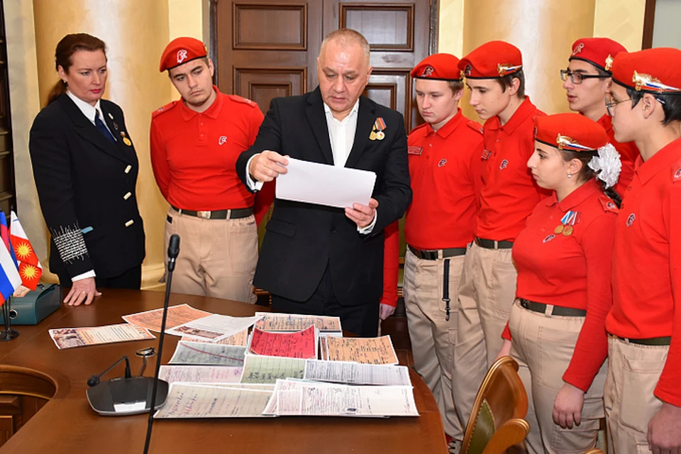 Юнармейцы Сочи изучают документы, которым им передали из Абхазии. Фото: Горсобрание Сочи