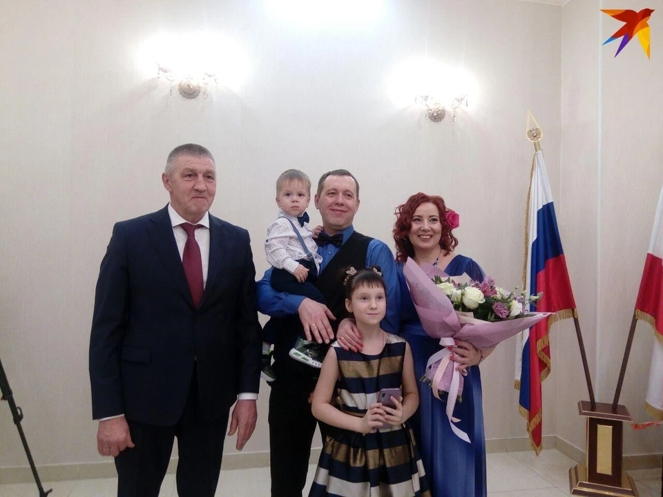 Многодетная пара стала первой в торжественной регистрации брака