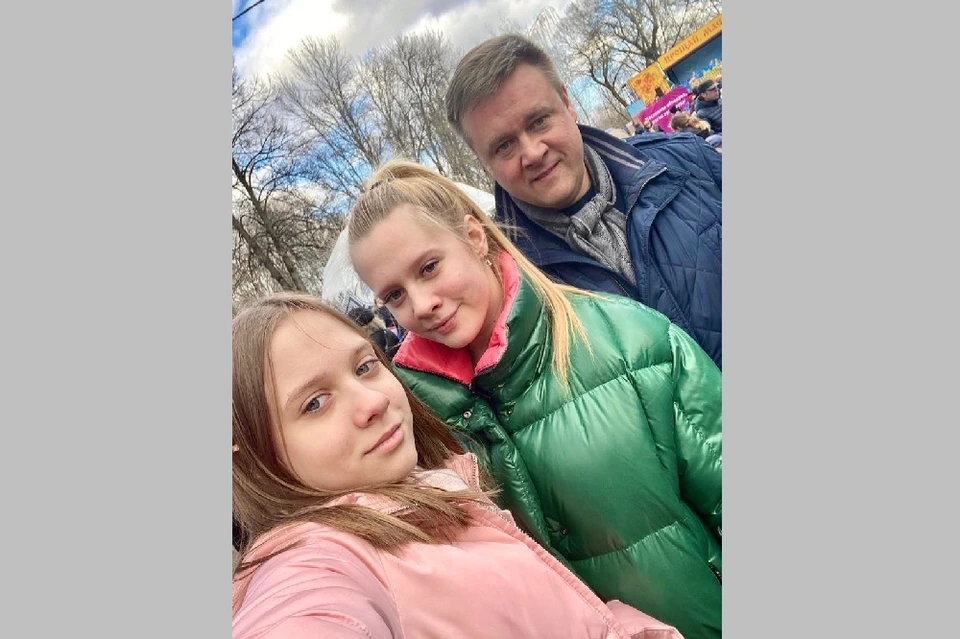 Николай Любимов вместе с дочками погулял на Масленице в ЦКПиО.