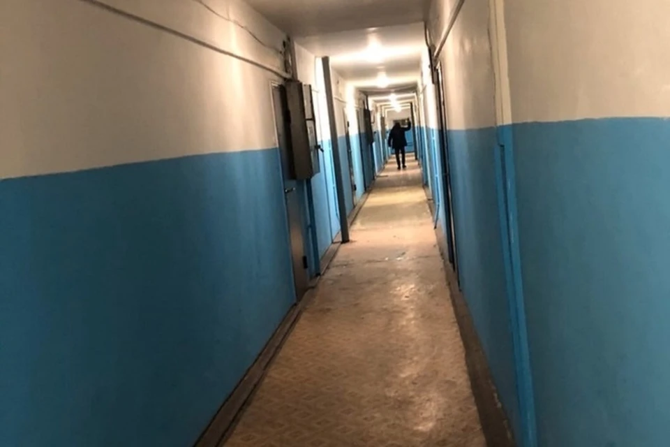 Глубокой ночью в подъезде тюменцев испугал мужчина с пистолетом. Фото из группы «Заречный район города Тюмени (Зарека)» во «ВКонтакте»