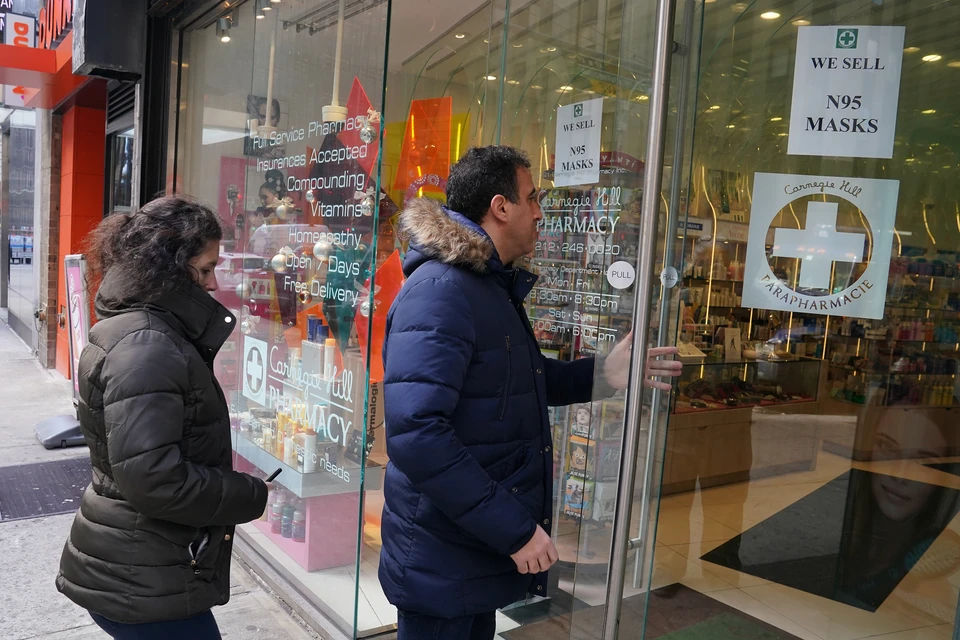 Жители Нью-Йорка на фоне вспышки коронавируса в мире запасаются защитными масками
