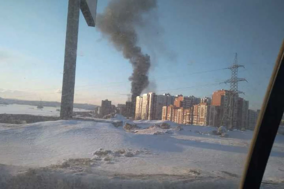 Спасатели сражаются с огнем в доме на улице Верхняя набережная в Иркутске