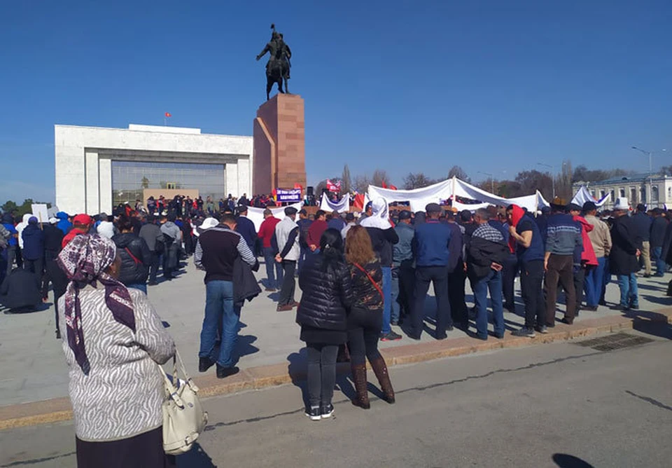 Мирная акция в центре Бишкека к вечеру переросла в столкновения митингующих с силовиками.